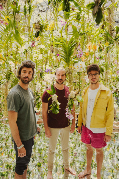 Multi-Platinum Chart-Topping Band AJR Debuts « Touchy Feely Fool » Music Video